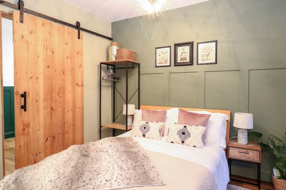 Ditchingham Cottage | GOLDCREST HIDE, pet friendly, with a garden in Bungay