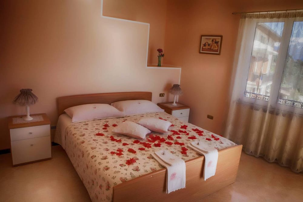 Oldesio Apartment | Apartment 'I Fiori' with Lake View, Shared Terrace and Wi-Fi