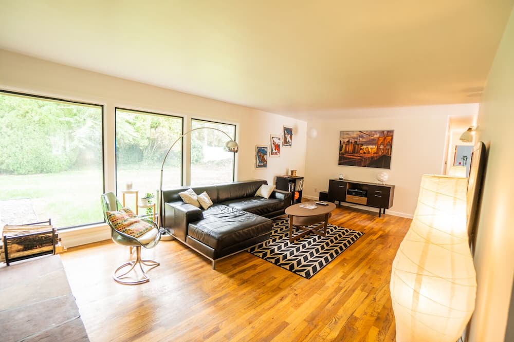 Depot Bench House | Mid Century Modern Home 5 Minutes from Boise