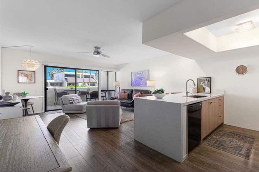 Deepwell Estates Condo | SmokeTree racket club condo in the heart of Palm Springs