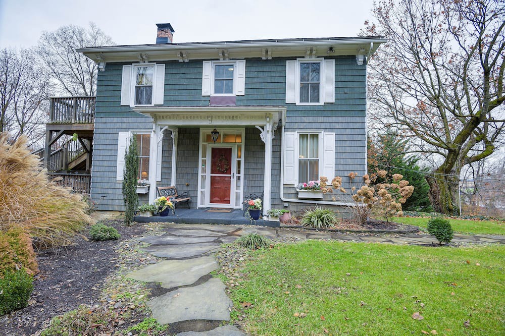 Middletown House | Middletown Getaway w/ Fire Pit & Multi-Level Deck!