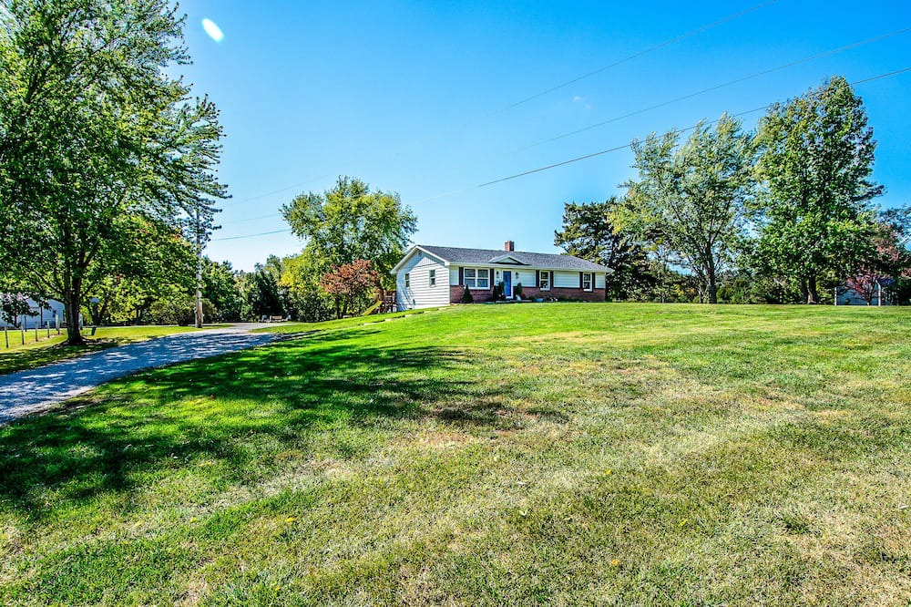 Holts Summit House | PLUSH FARMHOUSE Fresh Breakfast + Crackling Bonfire! 2-Separate Areas!