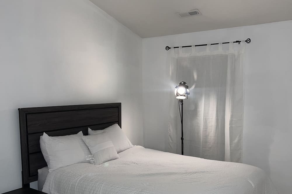Rossville House | Beautiful room tailored to travel nurses in nearby Batlimore hospitals!