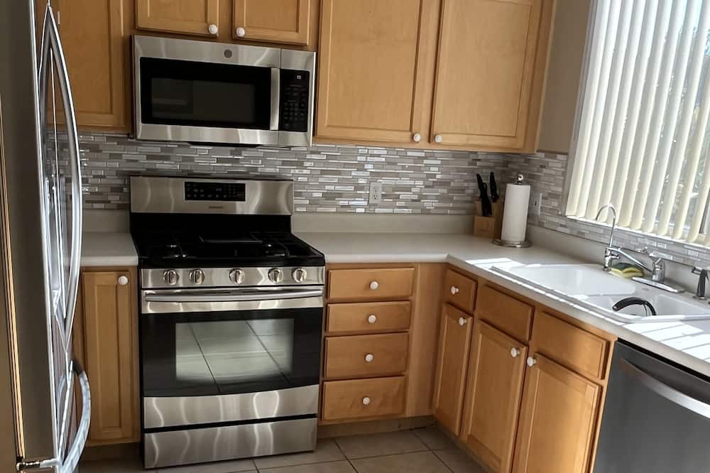 Cortaro House | Updated home in 55+ community with pool, gym and courts.