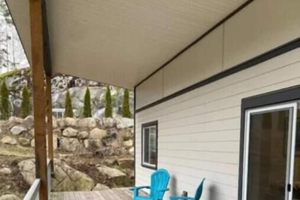 Halfmoon Bay House | A beautiful summer 1 brm cottage located in Halfmoon Bay Resort fully furnished.