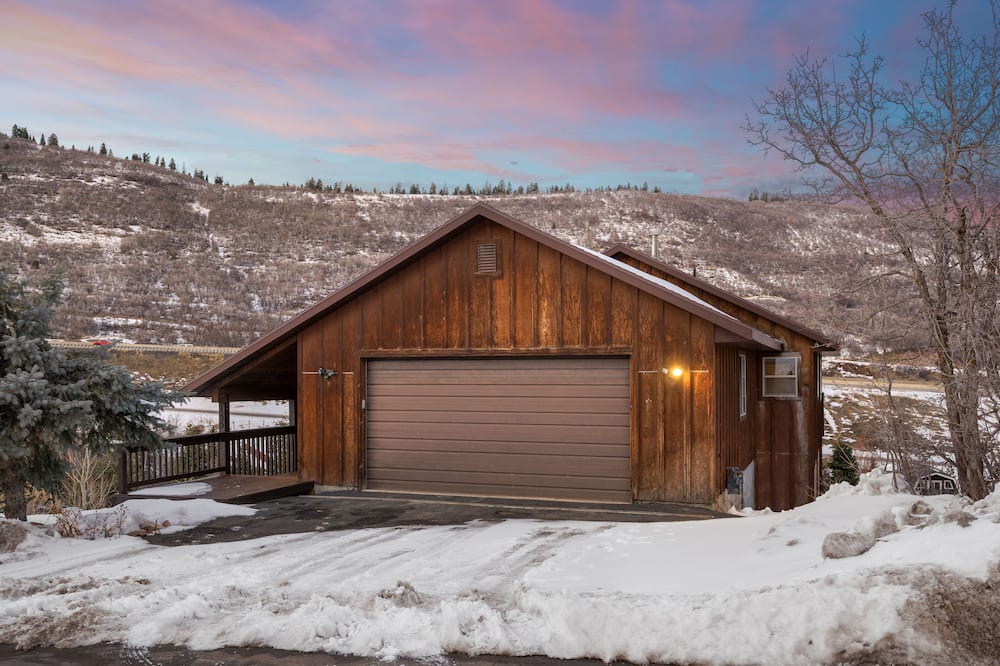 Park City Cabin | Cozy family friendly getaway 2 King Beds/Mountain View’s & Complimentary Coffee!