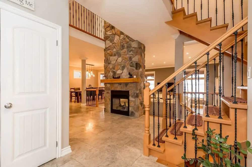 Barrie Cottage | Luxurious 6-Room Lakefront House