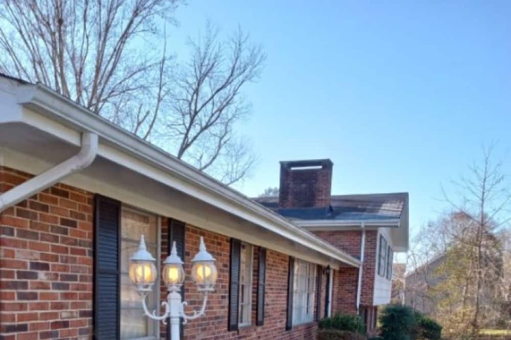 Cleveland House | No Cleaning Fee!! 1966 split Level 4BR charmer!!