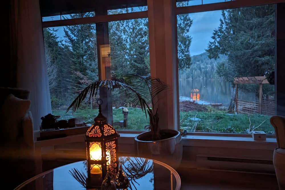 Otter Point House | A serene place by the lake.
