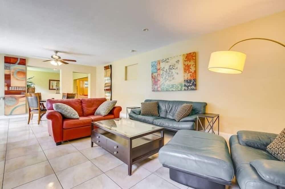 Plantation Apartment | 3 Bedroom 834227 by Houzlet