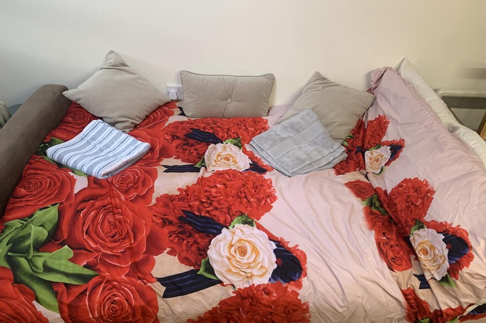 Edmonton Apartment | Cozy studio flat with separated bathroom in London
