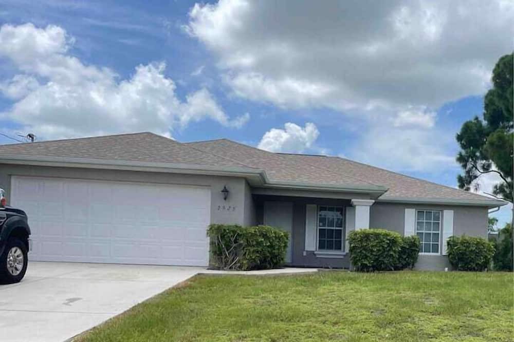 Sunshine Apartment | 4 Bedroom 831377 by Houzlet