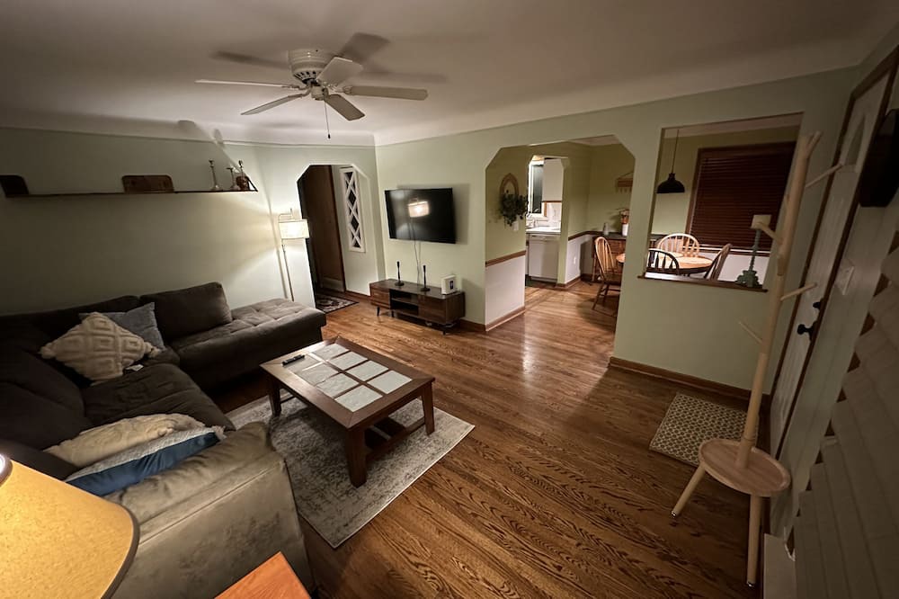 Allen Park House | Nice bungalow in quiet Allen Park neighborhood near airports/Downtown Detroit