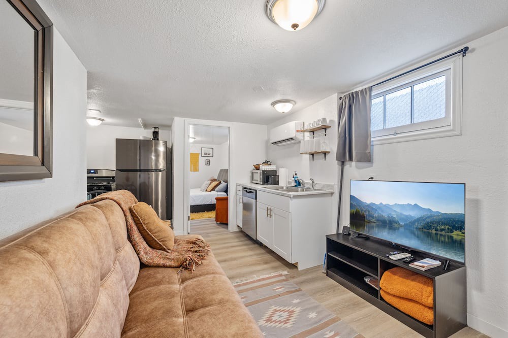 Price Apartment | Hot Tub Haven+Pet+Laundry+ .4 to USU Eastern