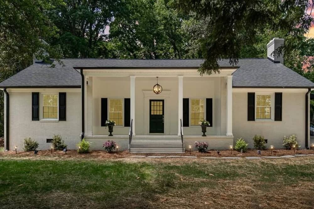 Burlington House | Charming and Spacious 5-Bedroom House in the Heart of Burlington