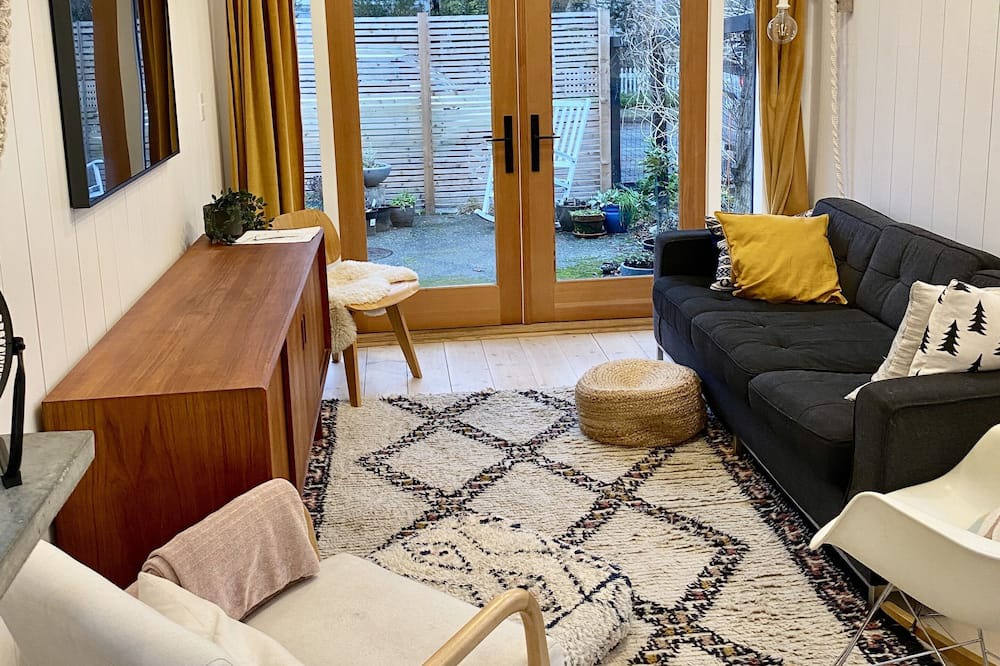Saanich Cottage | Newly renovated modern suite near Royal Jubilee Hospital in city centre.