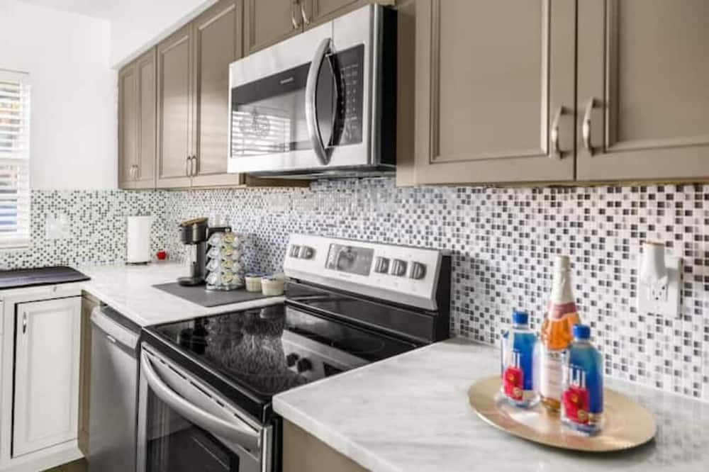 Lake Bentley Apartment | Relax in a Comfy Secluded Condo