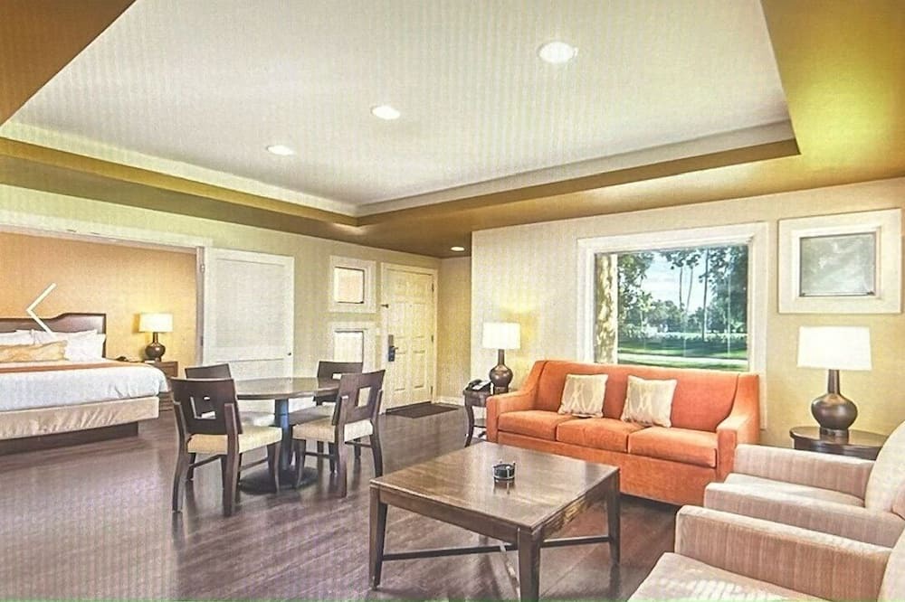 Paradise Valley Village Resort | One Bedroom Suite in Orange Tree Resort