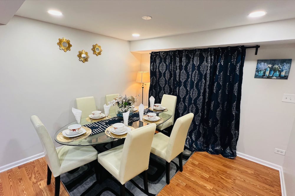 Des Plaines House | 9mins from Ohare,2 free parking 4 bedroom,1.5 B Pet friendly Closer I-294, I-53.