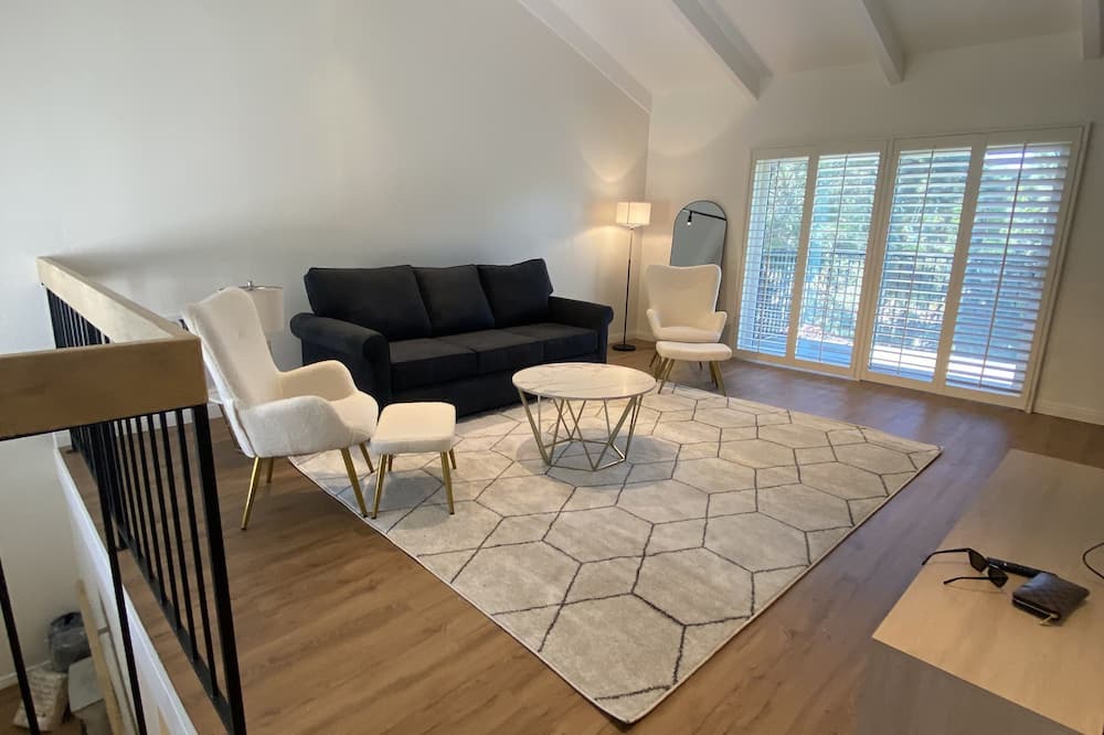 Alta Mesa Condo | Perfectly located 2 bedroom condo. Minutes from everything.