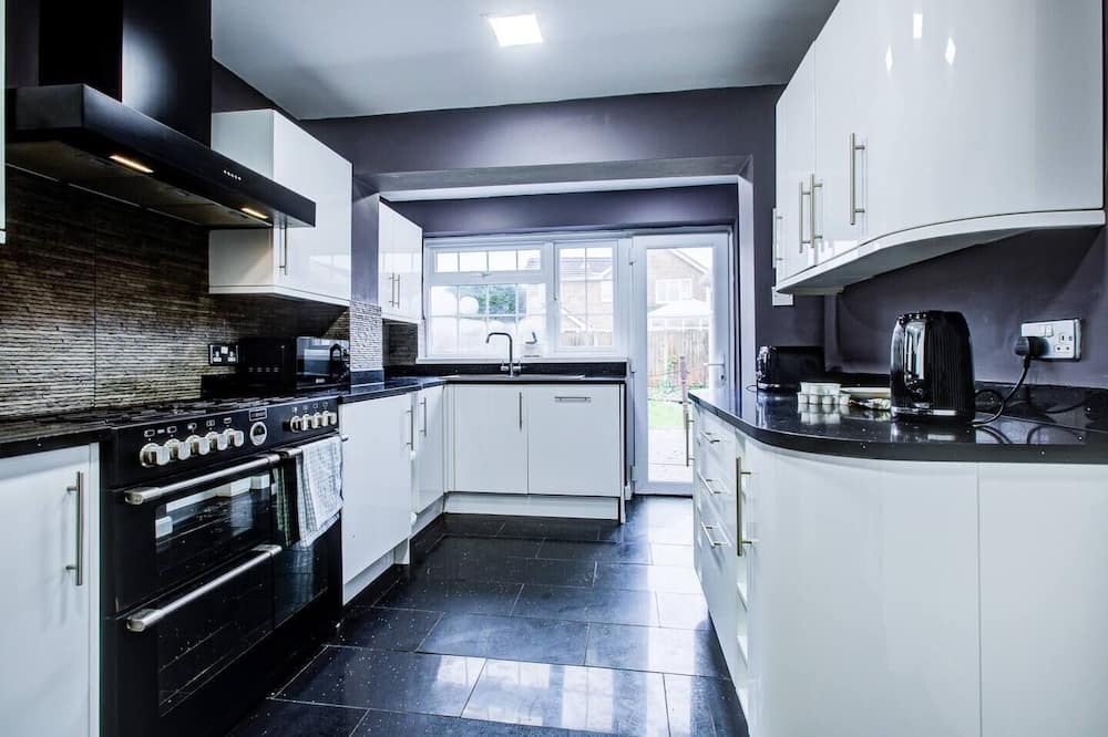 South Benfleet House | Pass the Keys | Spacious 4-Bedroom Home in Benfleet