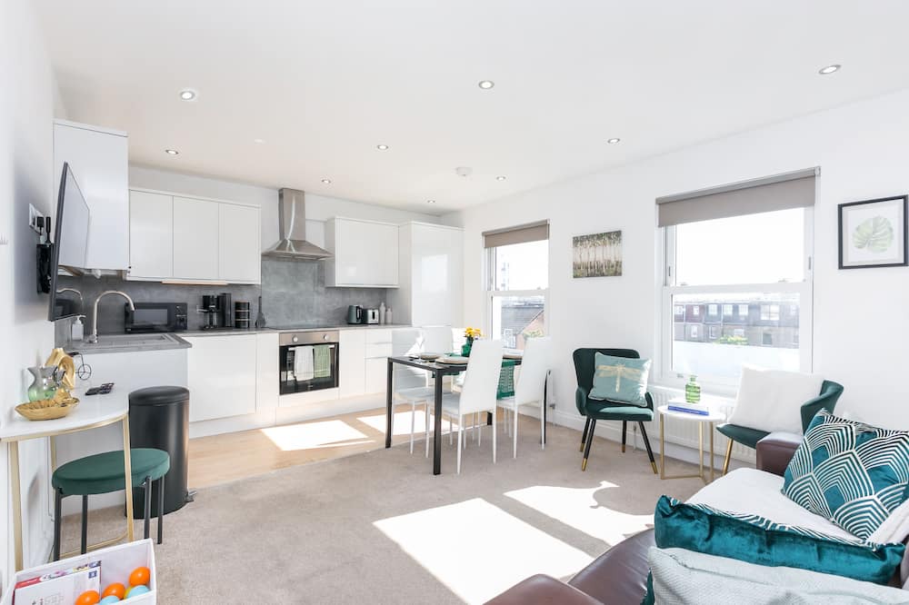 Abbey Apartment | Stunning 2 bedrooms Apartment S/Wimbledon London with Parking and Strong WiFi.