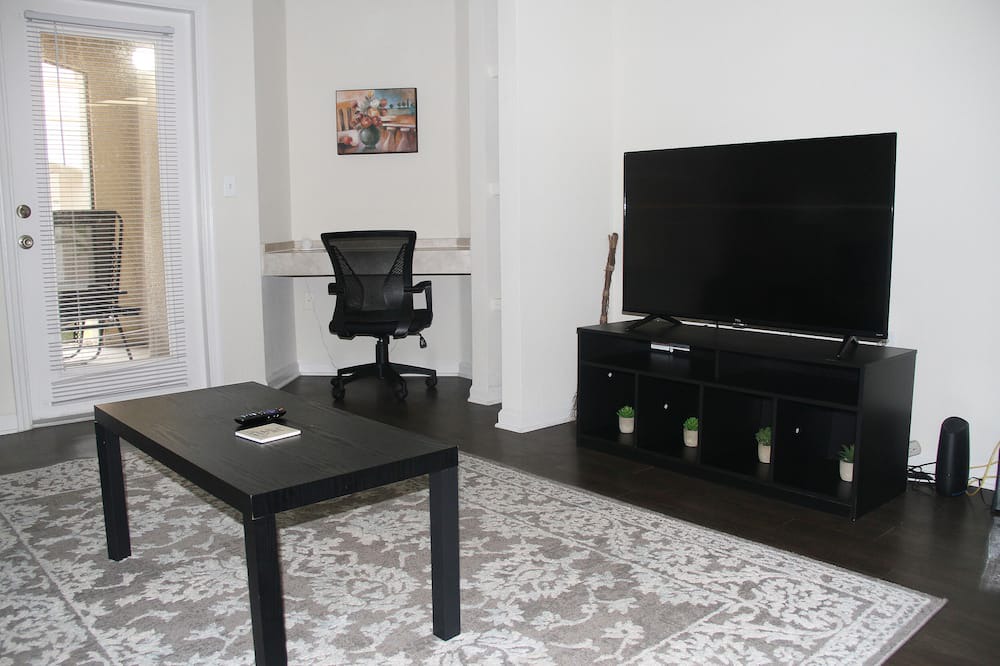 Lake Mary Apartment | Spacious Apt in Sanford, FL, High Ceilings, Washer/Dryer w/ Patio, Pool Access