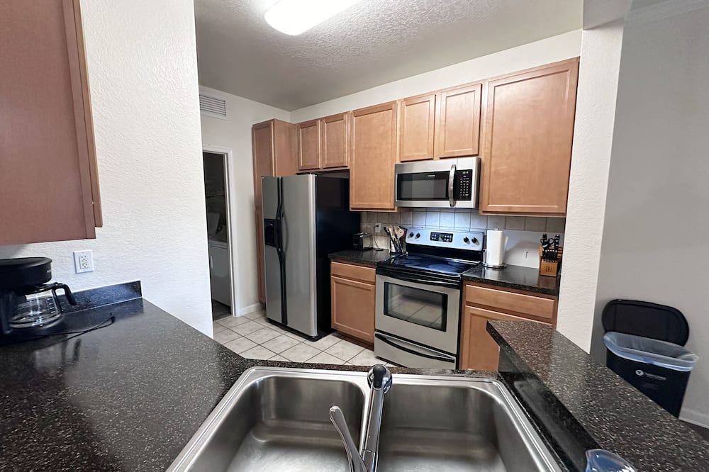 Sanford Apartment | Luxury Sanford FL Apt w/ Private Garage, Pool access, W/D in unit, Patio