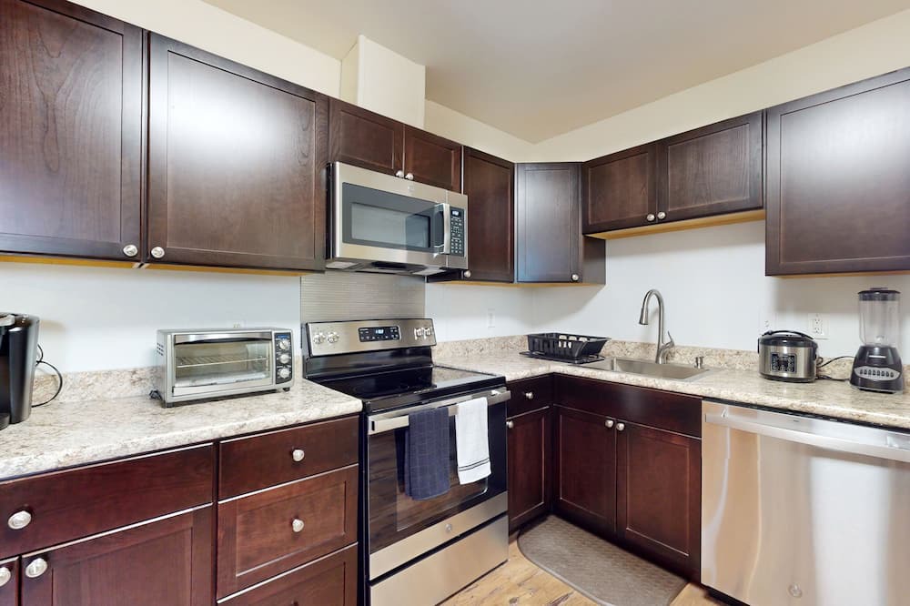 Downtown Apartment | Historic apartment full of natural light, new renovations, full kitchen, & W/D