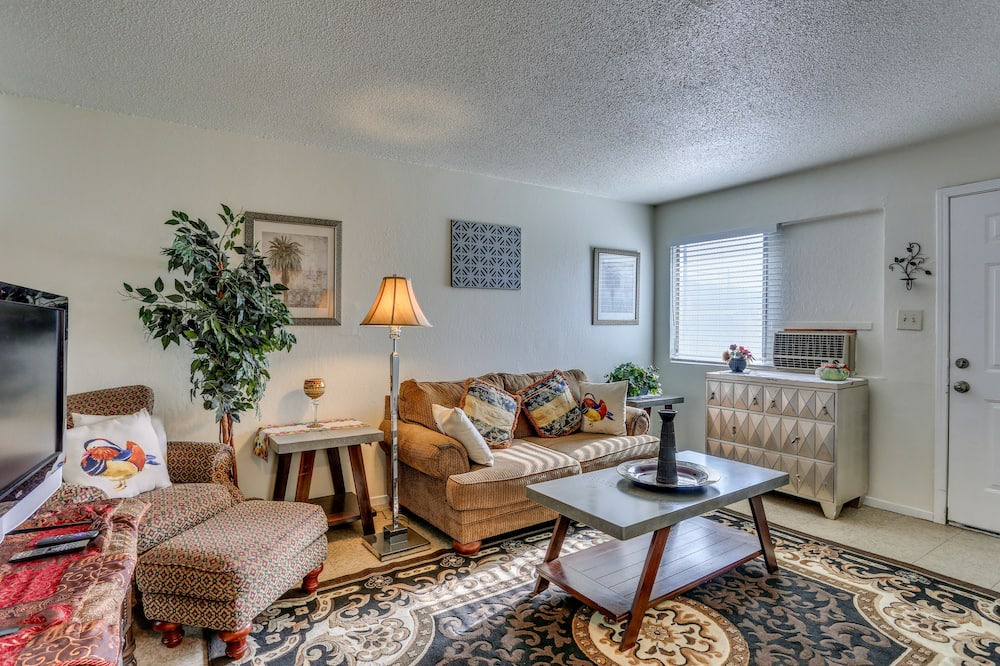 Downtown Apartment | Centrally Located Apt ~ Half-mi to Ucsf Fresno!