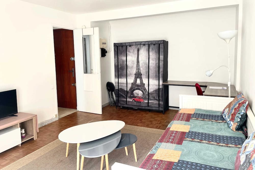 Suresnes Apartment | Homerez - Beautiful studio for 2 ppl. at Suresnes