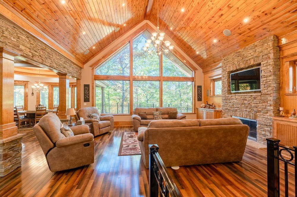 Drasco House | Exquisite Lakefront Home | 5 Bed + 4.5 Bath | Sleeps 14