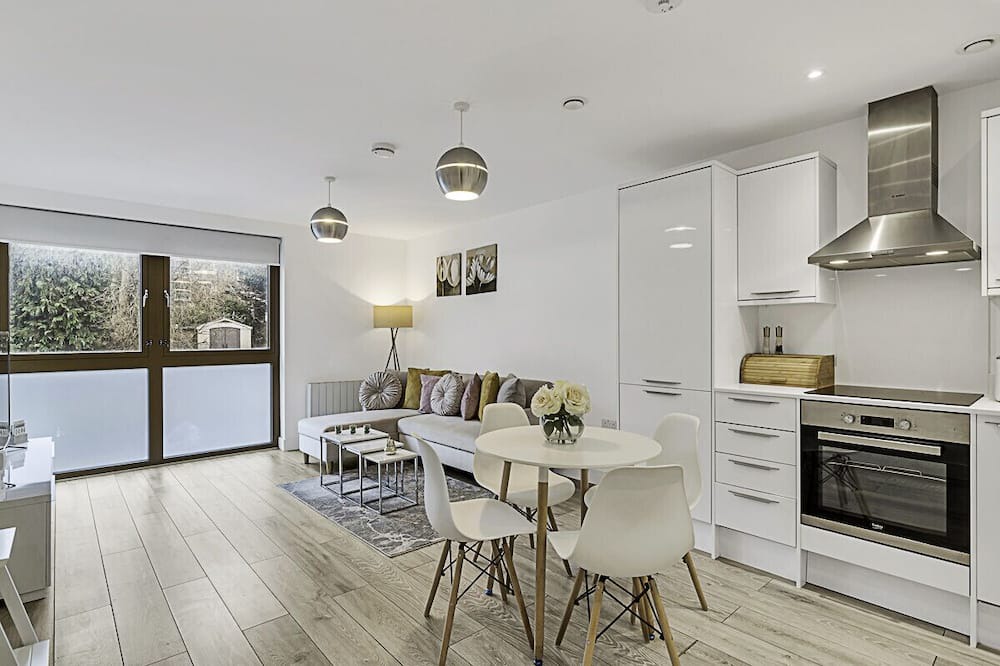 Watford Apartment | Newly Furnished and Bright Home
