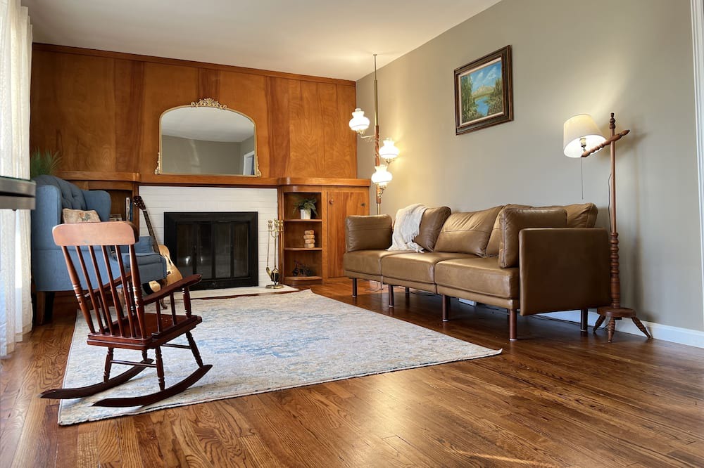 Brownsburg House | Brownsburg, Indiana Historic Home- Close to Lucas Oil track, dining, shopping!