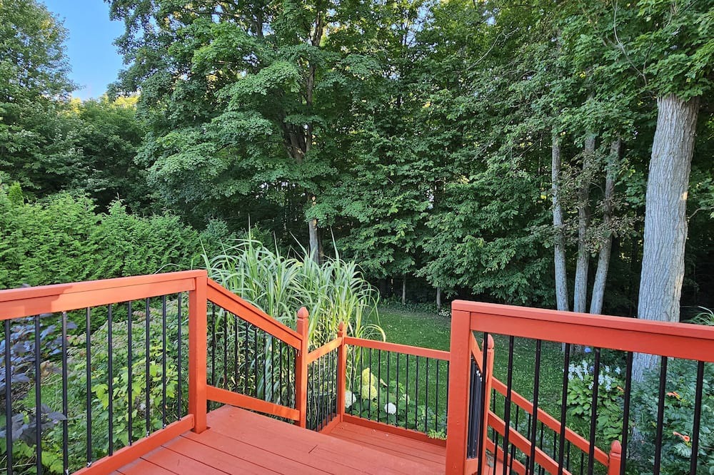 Innisfil House | South Barrie, ravine backing house 3 beds 2 bath, large deck, private backyard