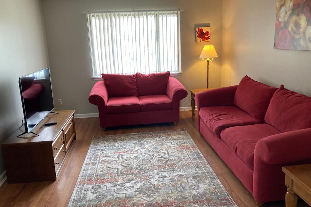 Peoria Condo | 2 bedroom condo in secure building with pool.