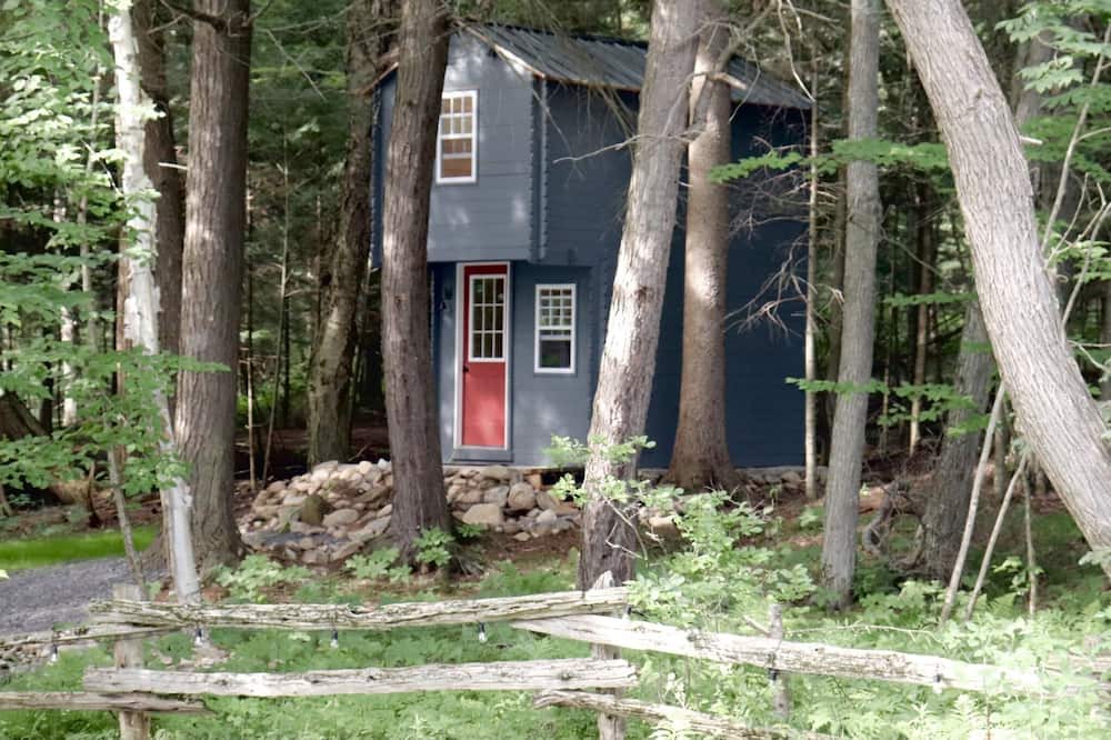 Hastings Highlands Cabin | Lakefront Tiny Home