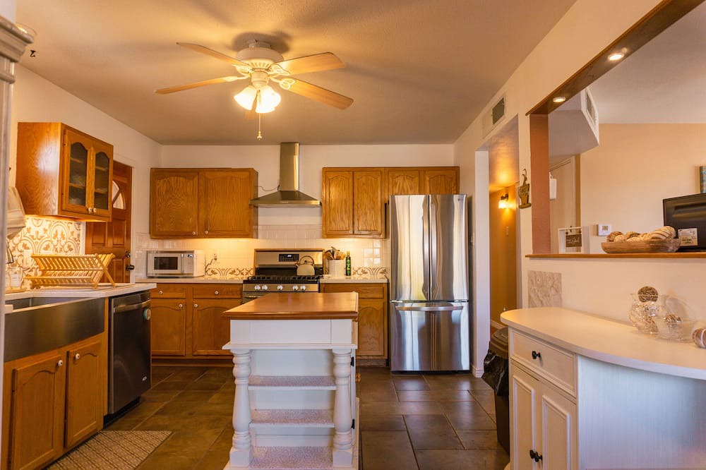 Alamogordo Cottage | Alamo Cottage - 1 Gig Internet, King Bed, Southwest decor, Fully stocked kitchen