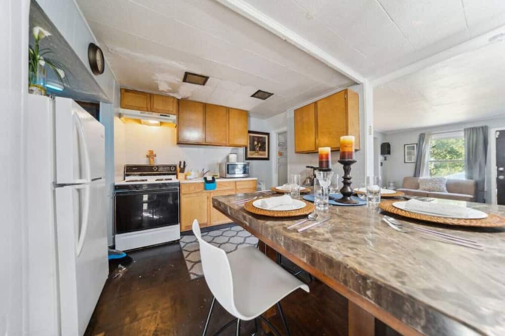 Euclid House | Euclid and Babbit Road 3 b 2 b