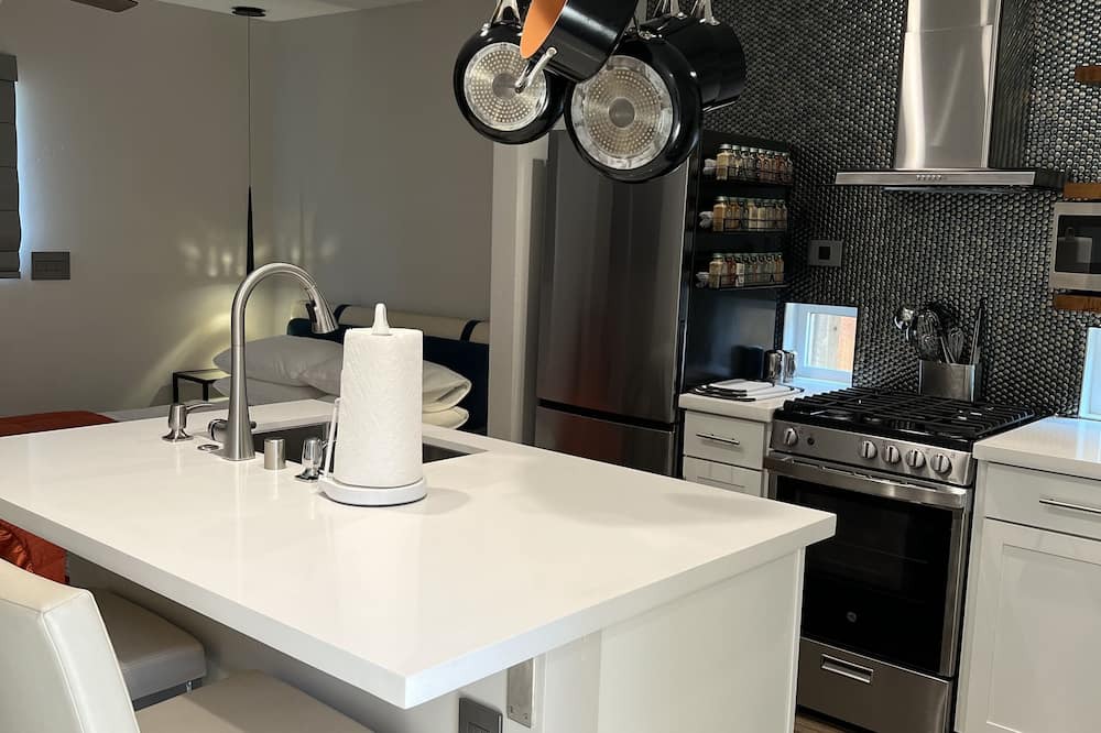 Modesto House | New construction, central location, book for multiple nights, weeks or months!