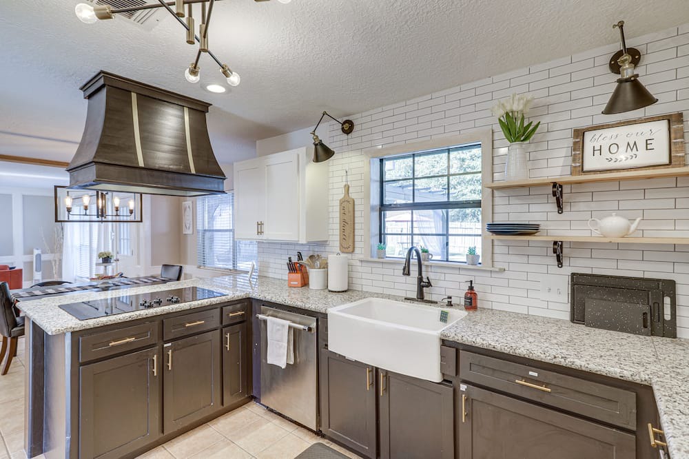 Klein Cottage | Spacious Spring Retreat w/ Heated Pool & Spa!