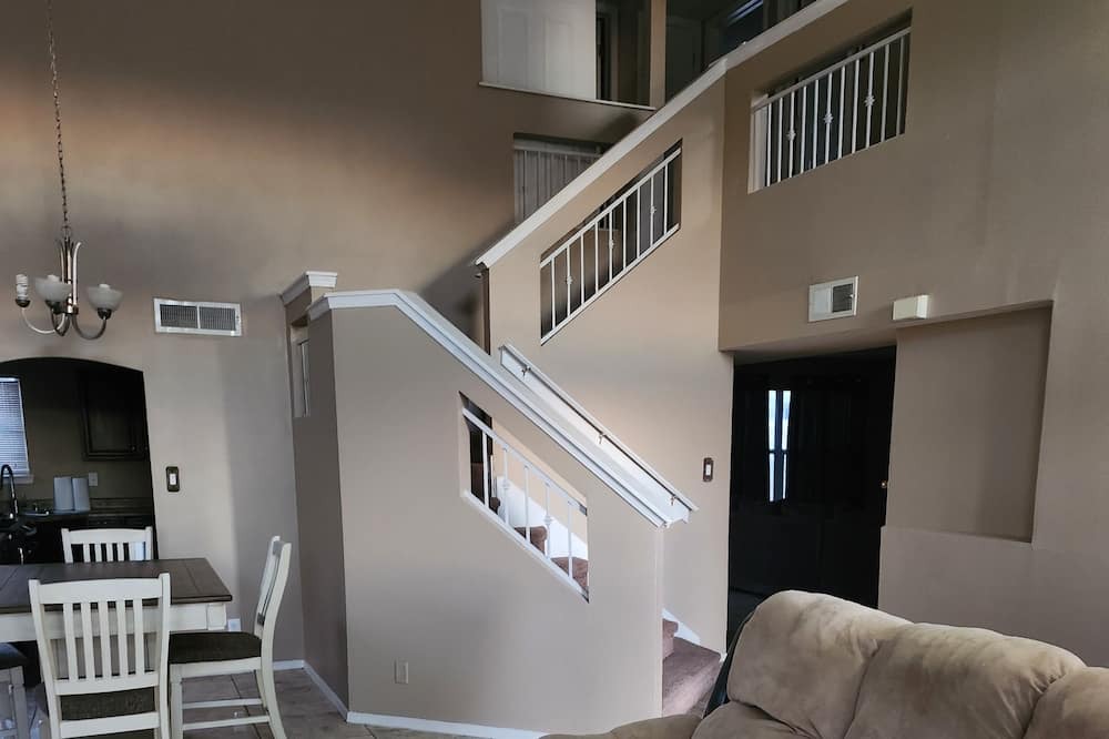 Biggs Field House | Eastlake hideaway