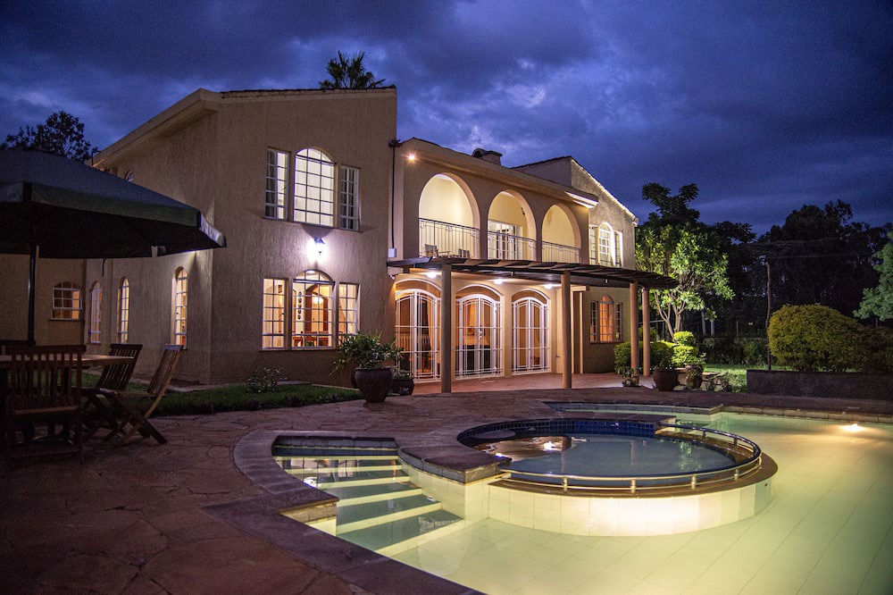 Langata House | Spacious house with comfortable rooms, a beautiful garden and a large pool.