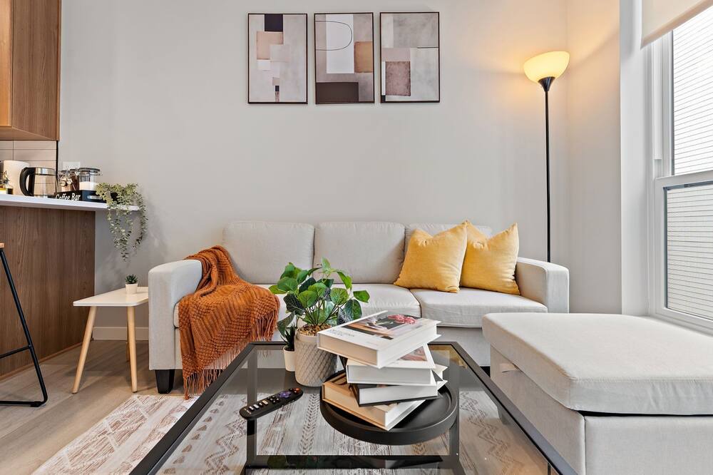 St. Anthony West Apartment | 2BR with Gym, Rooftop & Free Street Parking by UMN, Pet Friendly
