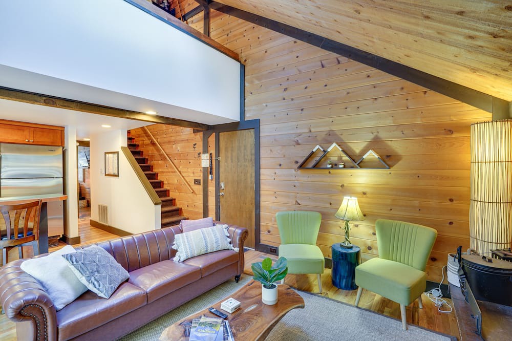 Overlook Park Cabin | Inviting Sunriver Cabin w/Resort Amenities!