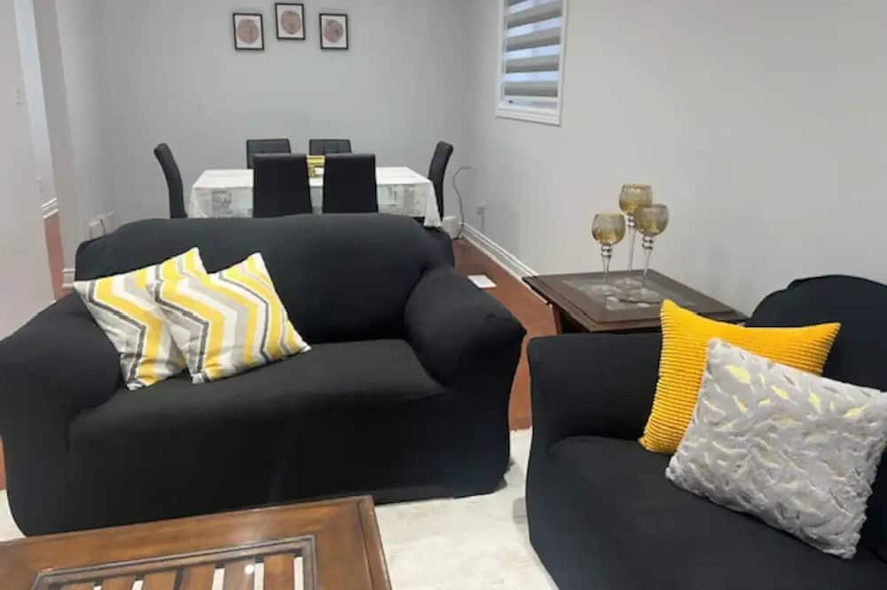 Malton House | 3 Bed Room2 full Wash Room entire Apt, 5 km to Pearson Airport, Sleeps up to 7,