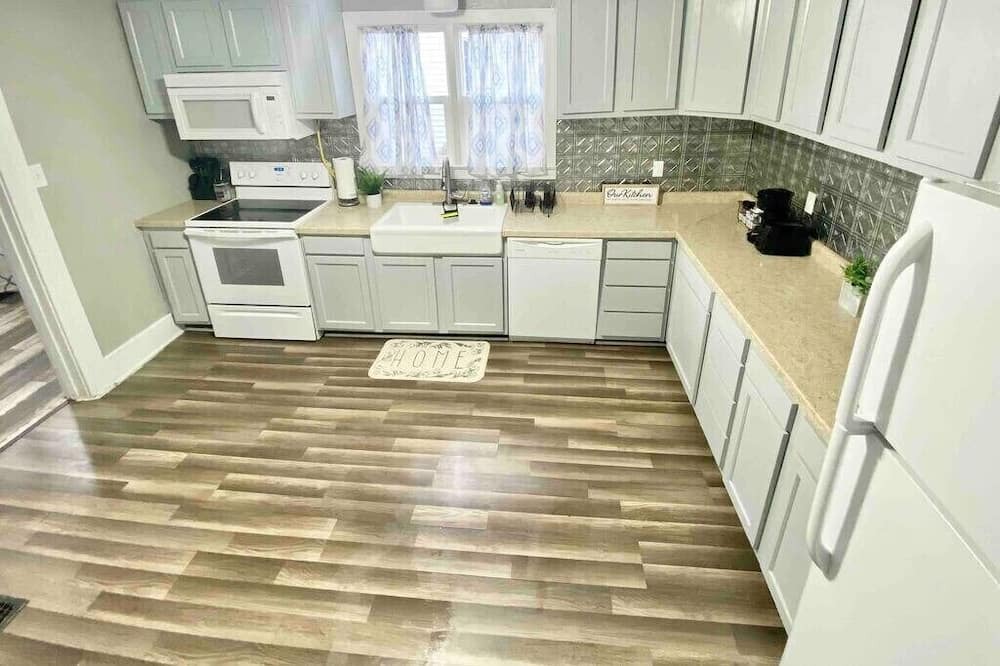 Shelbyville House | Huge, 4 Bedrooms 10 min to Casino, 25 min to Indy!