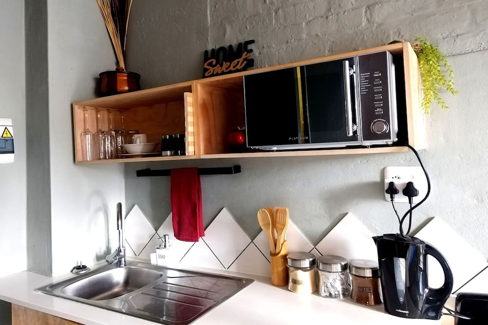 Downtown Johannesburg Apartment | Tranquil living: Cozy Apartment in Maboneng,steps away from Art, Cafes and Bars!