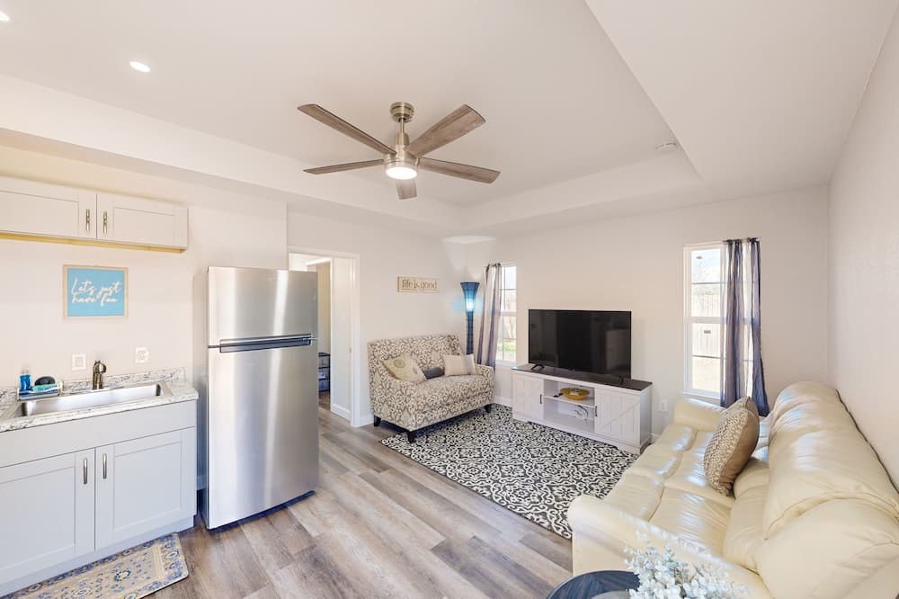 Denton Apartment | Modern guesthouse with great location near downtown