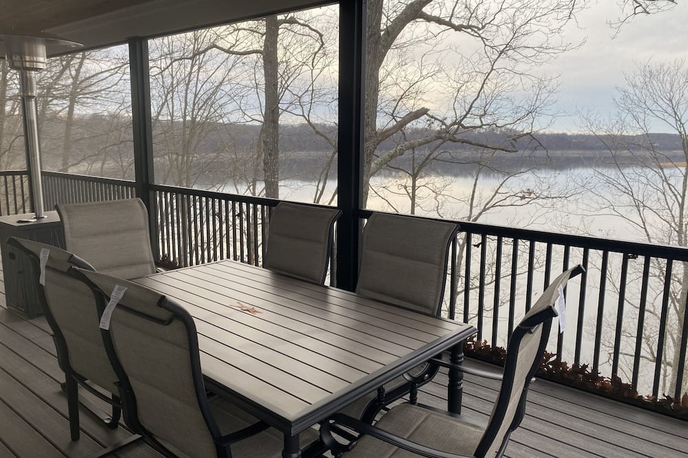 Scottsville House | Sunset Shores has an amazing lake view, the best is the sun set on the water.